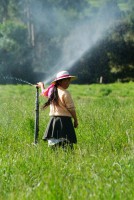 /album/tipos-de-riego/persona-en-sus-campos-con-un-metodo-de-riego-jpg/